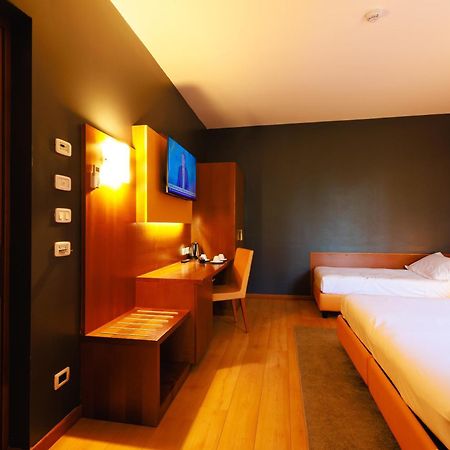 Hotel Villa Delle Rose - Malpensa Оледжо Екстериор снимка