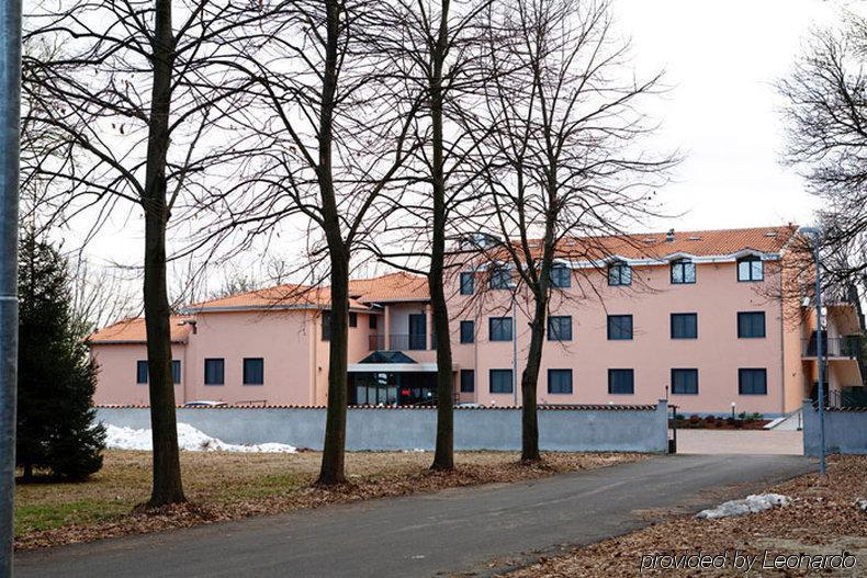 Hotel Villa Delle Rose - Malpensa Оледжо Екстериор снимка
