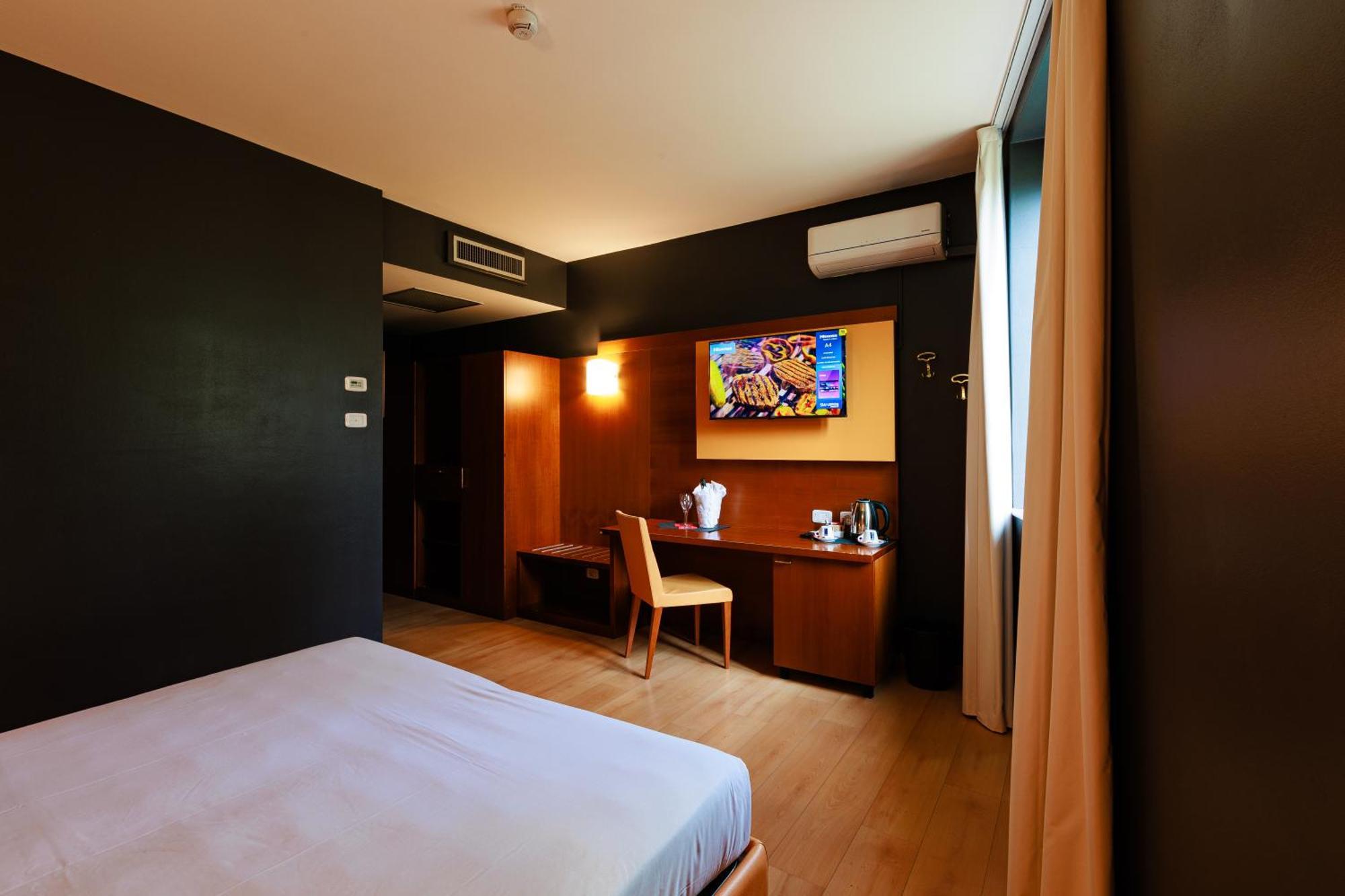 Hotel Villa Delle Rose - Malpensa Оледжо Екстериор снимка