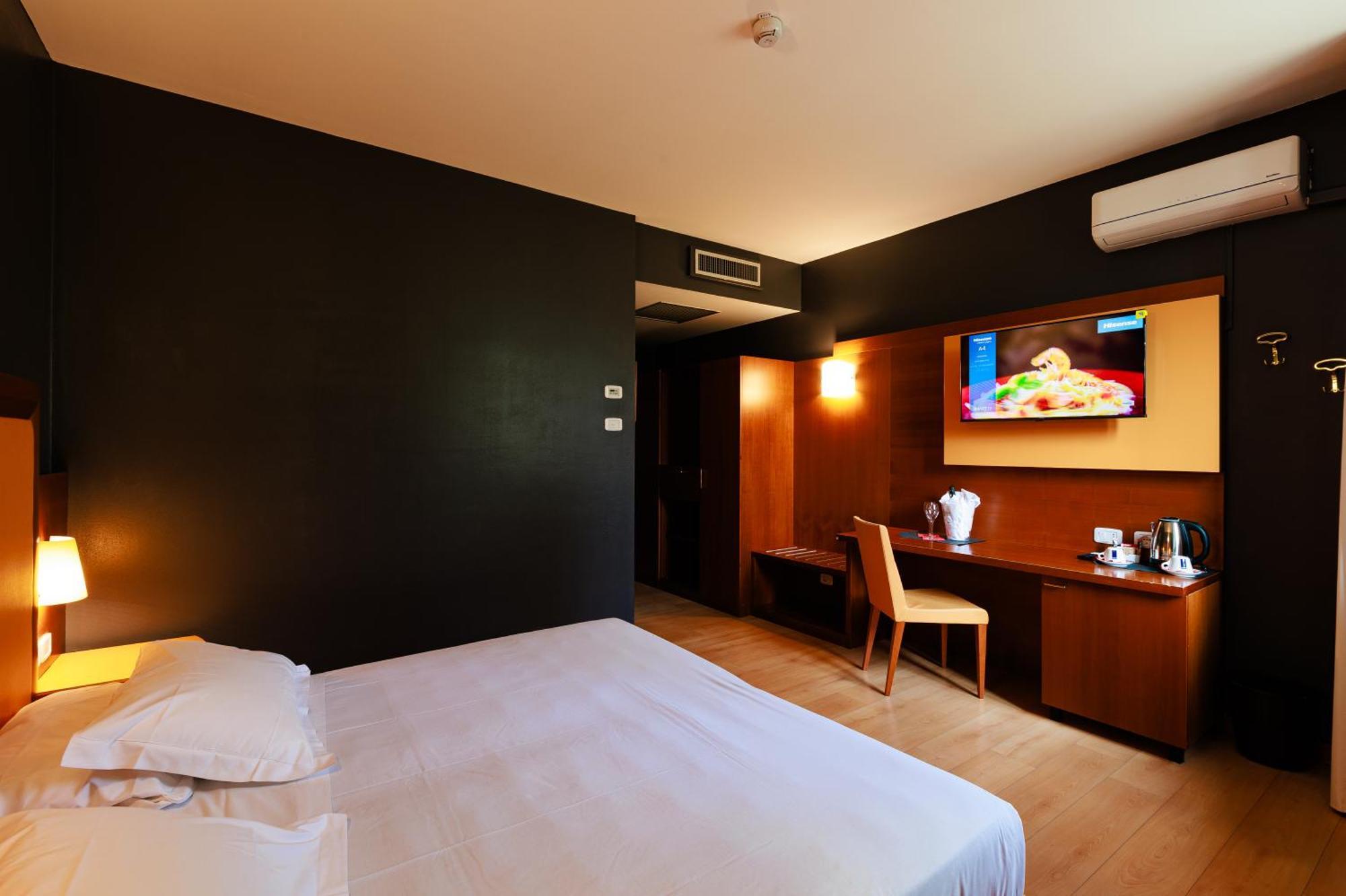 Hotel Villa Delle Rose - Malpensa Оледжо Екстериор снимка