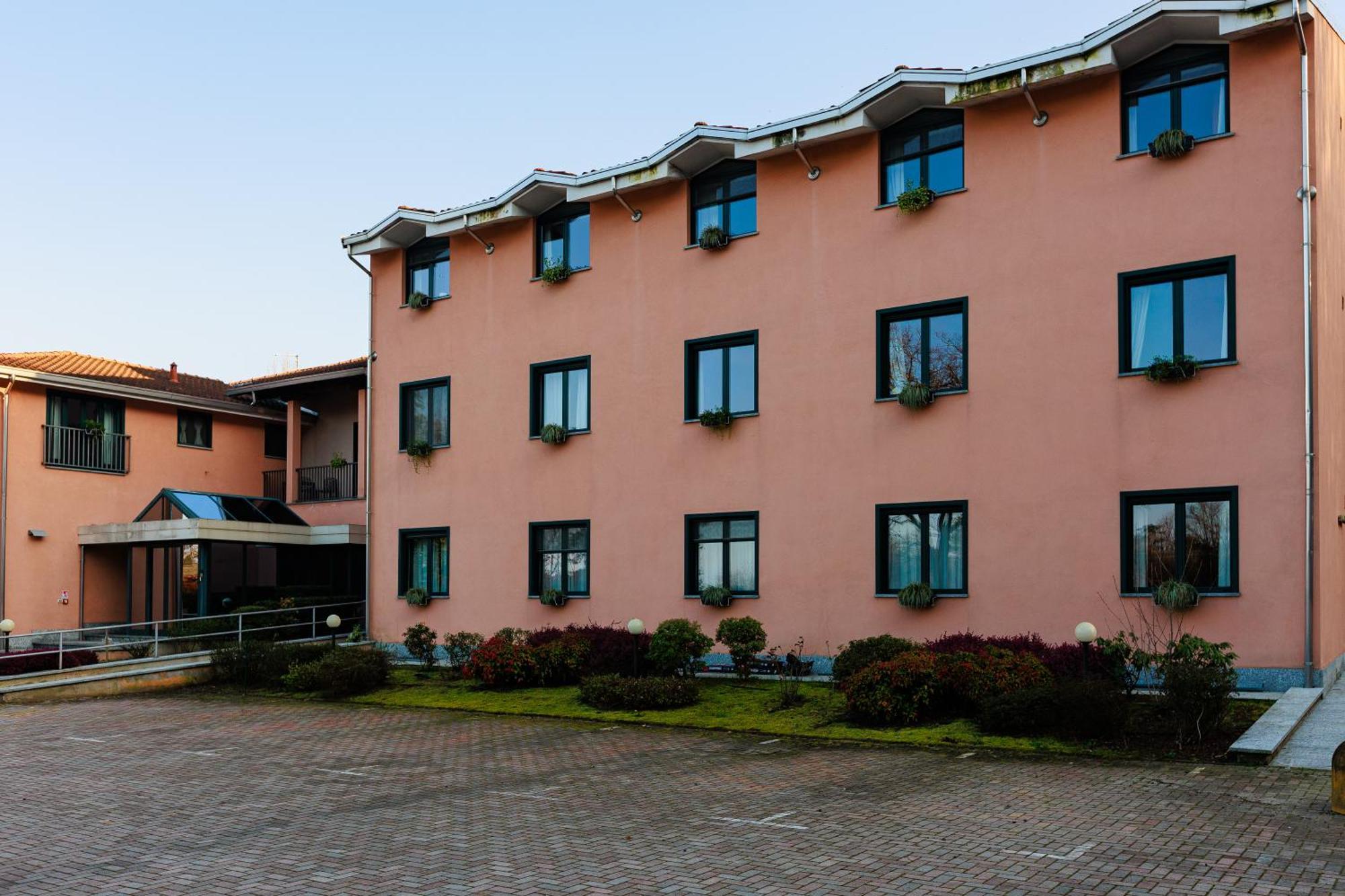 Hotel Villa Delle Rose - Malpensa Оледжо Екстериор снимка