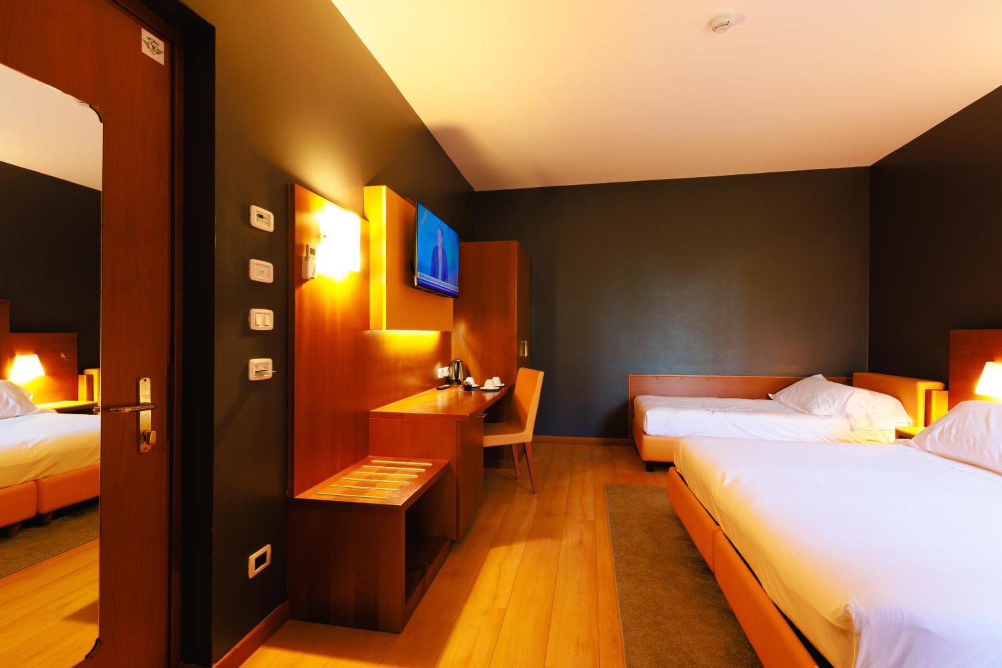 Hotel Villa Delle Rose - Malpensa Оледжо Екстериор снимка