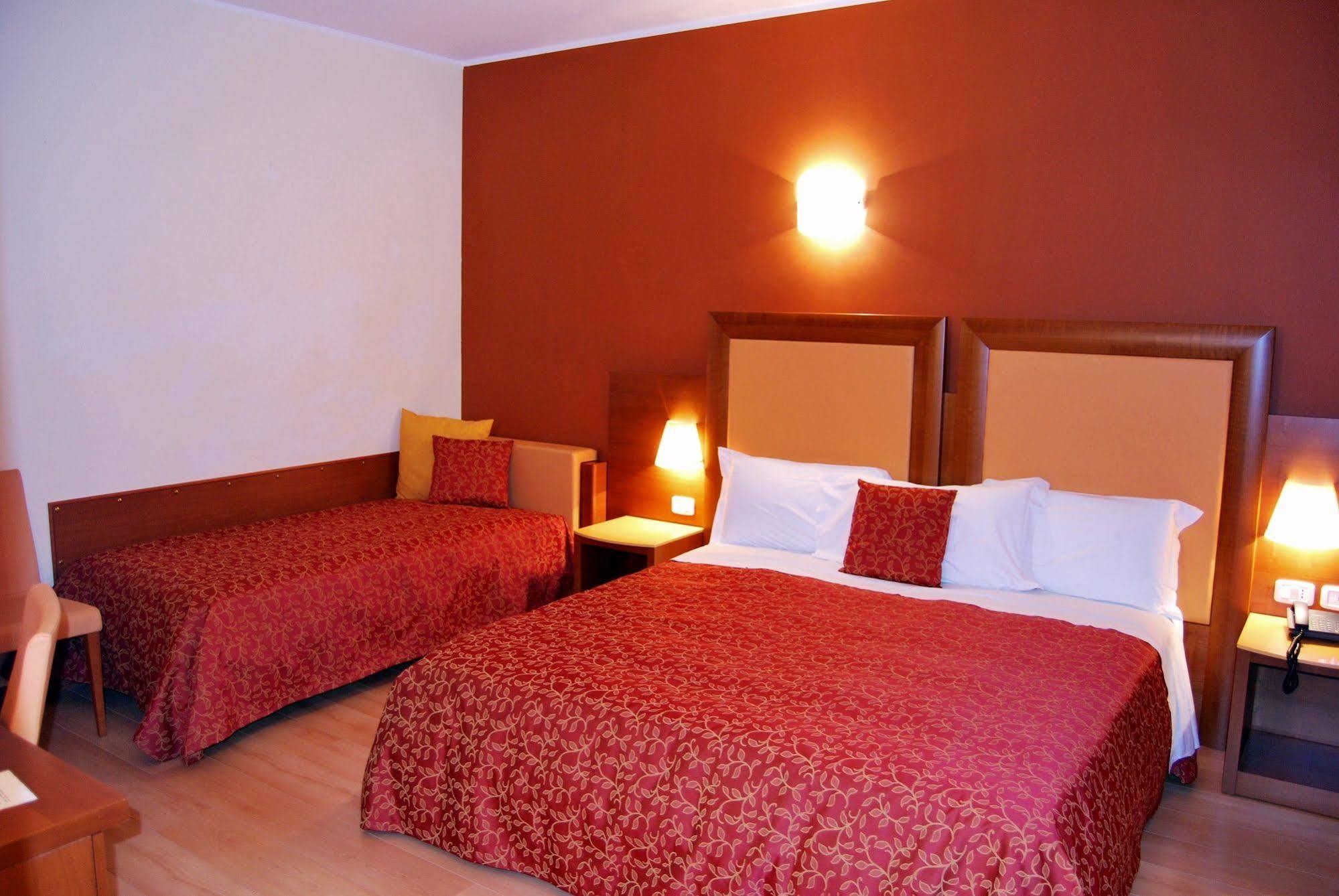 Hotel Villa Delle Rose - Malpensa Оледжо Екстериор снимка