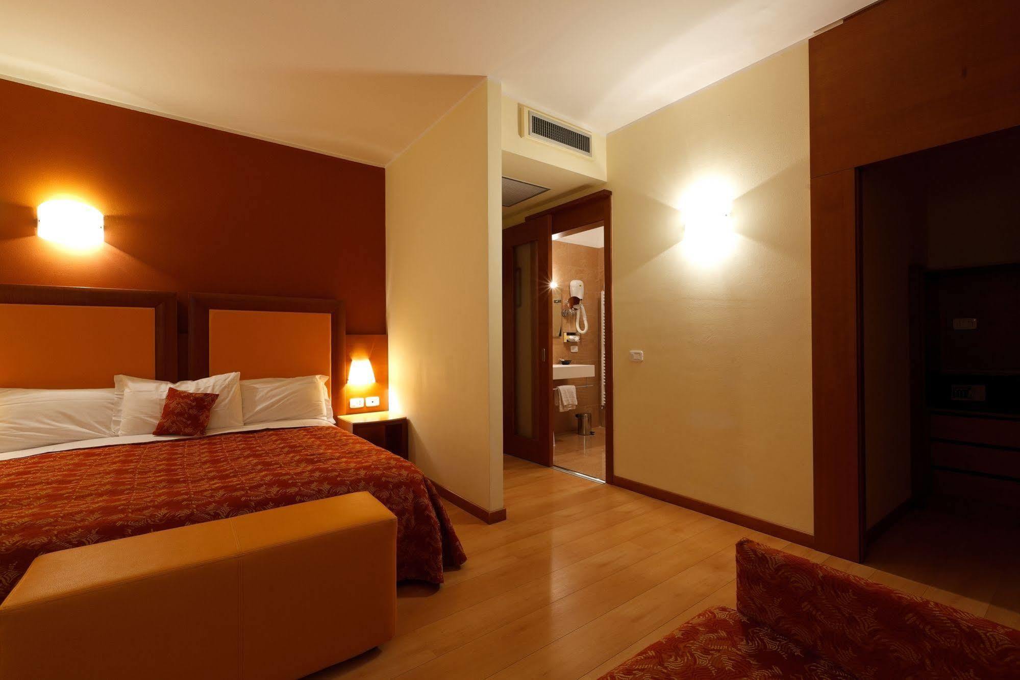 Hotel Villa Delle Rose - Malpensa Оледжо Екстериор снимка