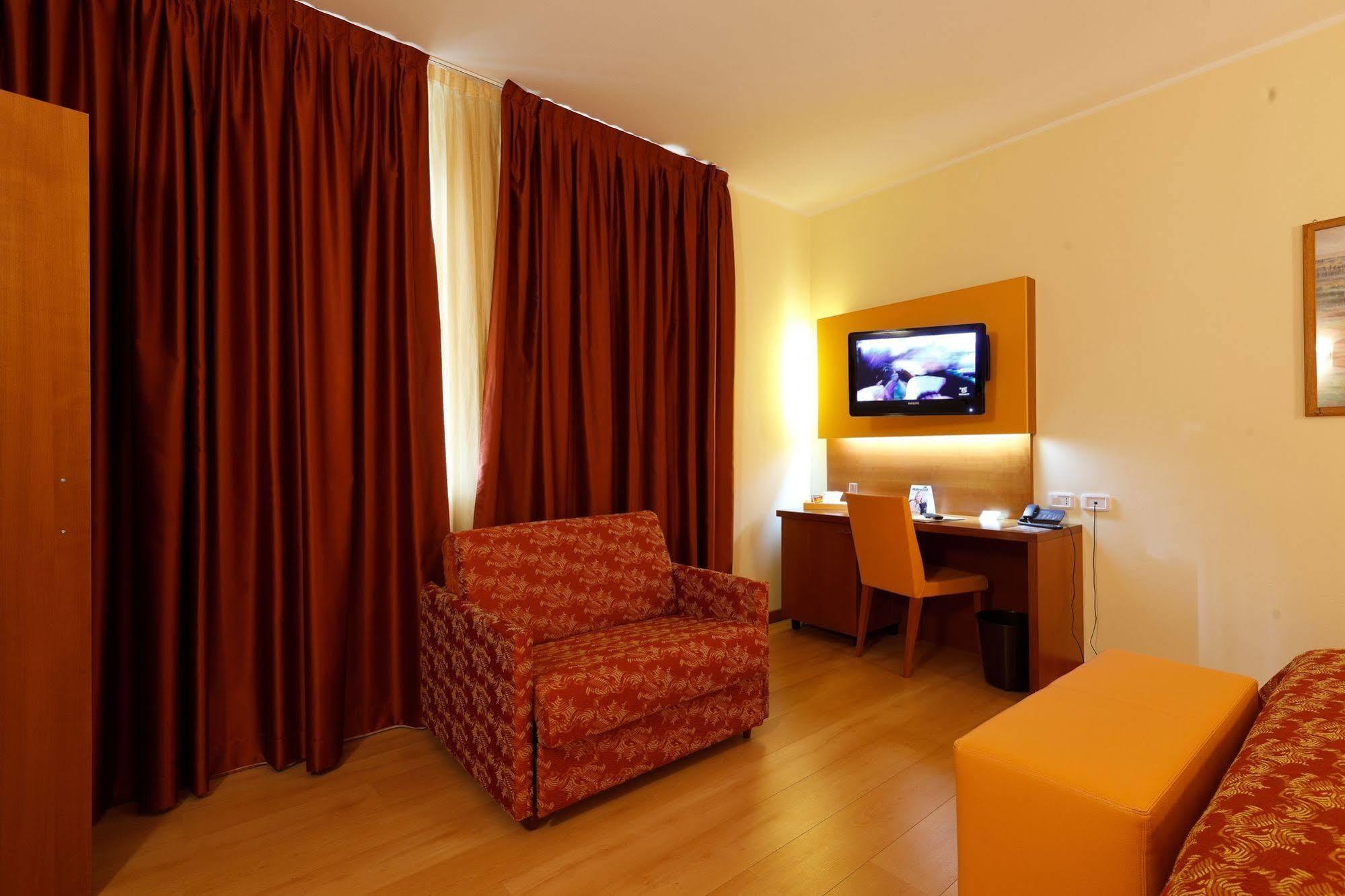 Hotel Villa Delle Rose - Malpensa Оледжо Екстериор снимка