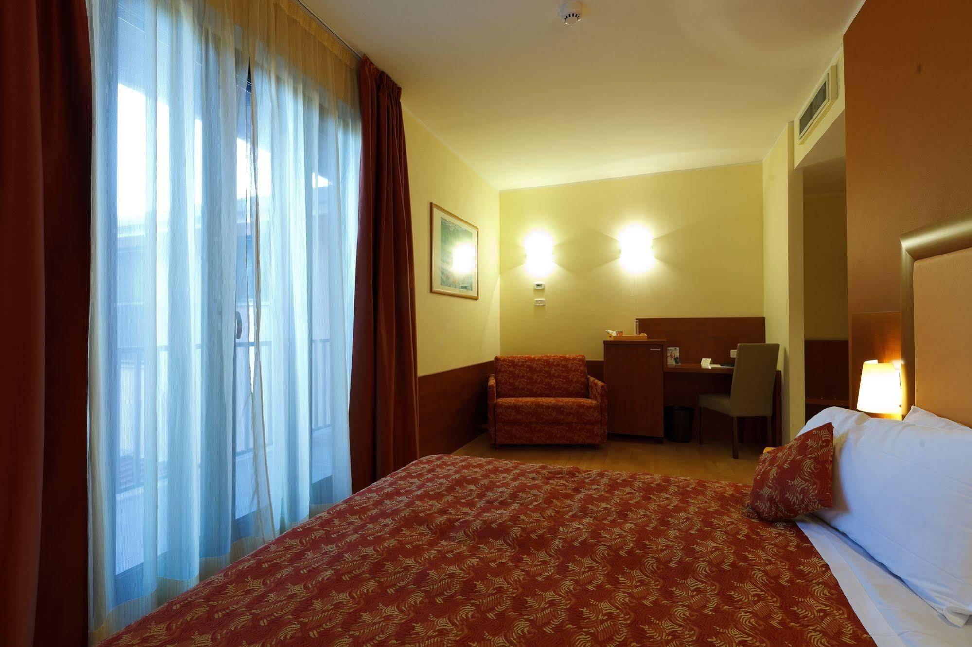 Hotel Villa Delle Rose - Malpensa Оледжо Екстериор снимка