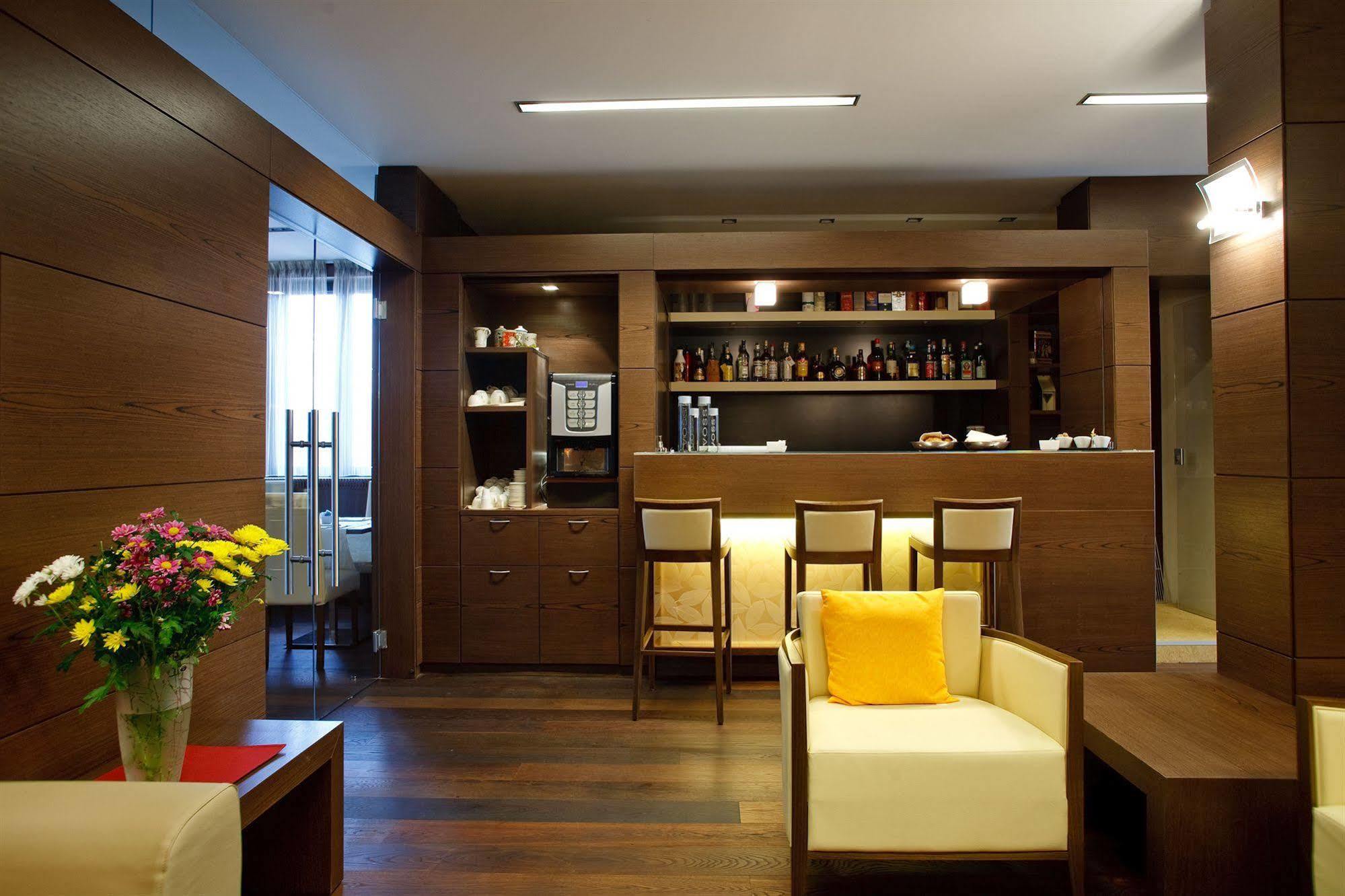 Hotel Villa Delle Rose - Malpensa Оледжо Екстериор снимка