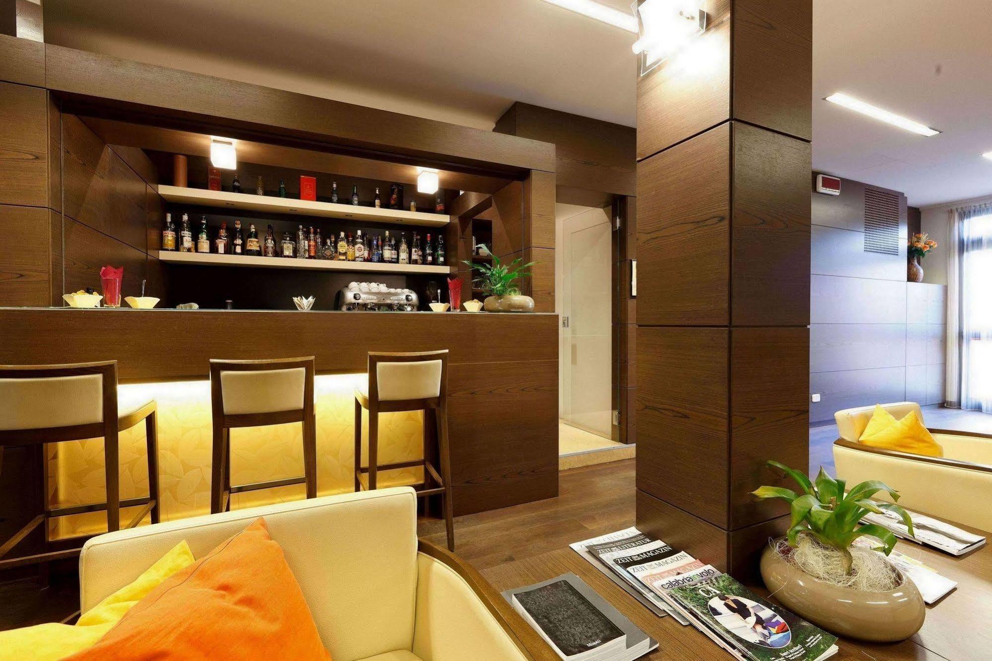 Hotel Villa Delle Rose - Malpensa Оледжо Екстериор снимка