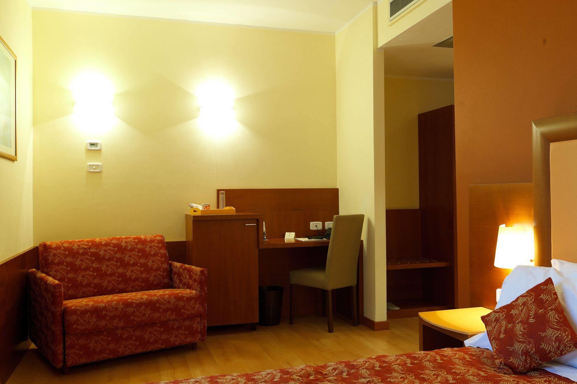 Hotel Villa Delle Rose - Malpensa Оледжо Екстериор снимка